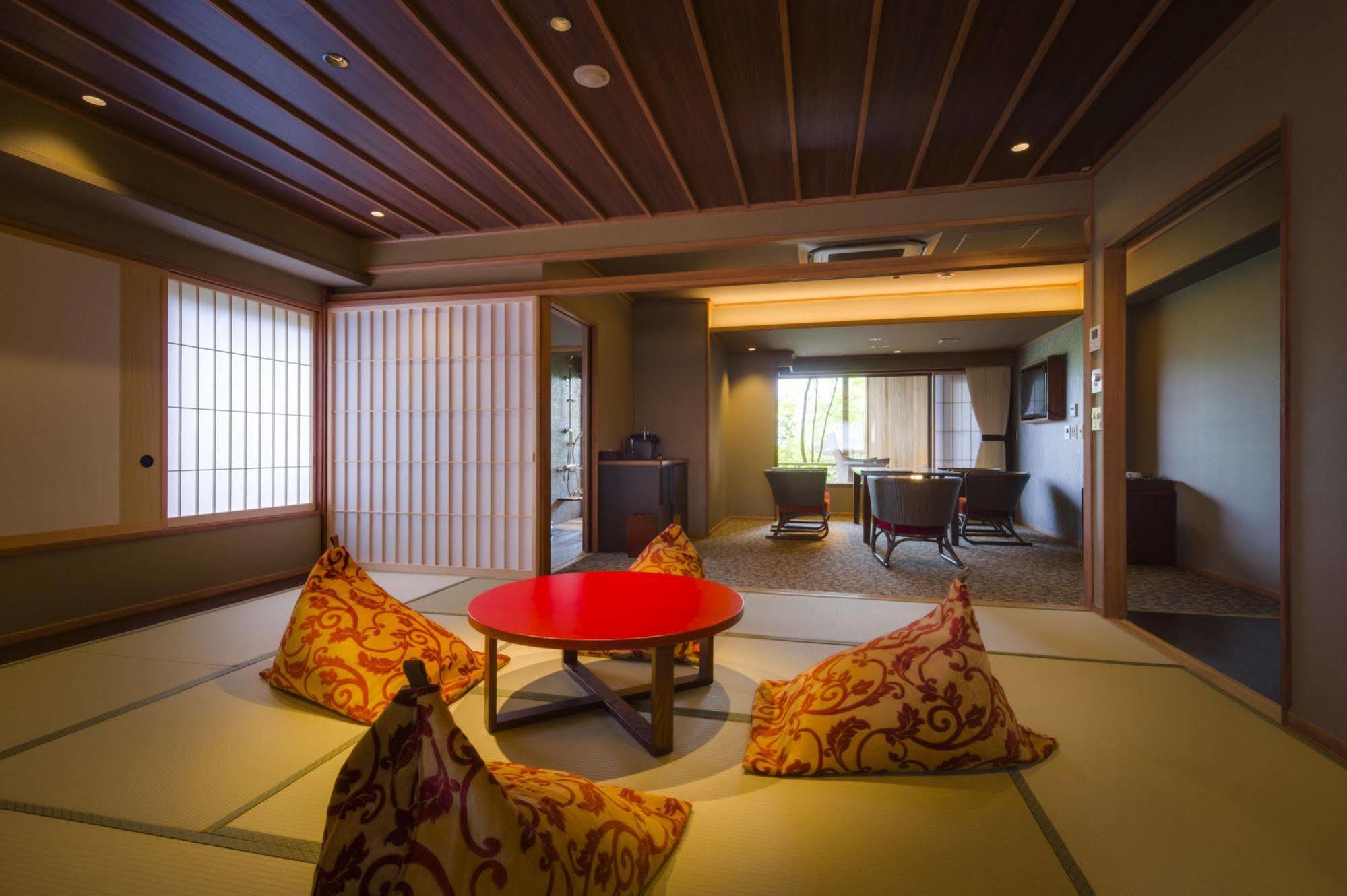 Отель Fujisan Onsen Bessho Sasa Фудзиёсида Экстерьер фото